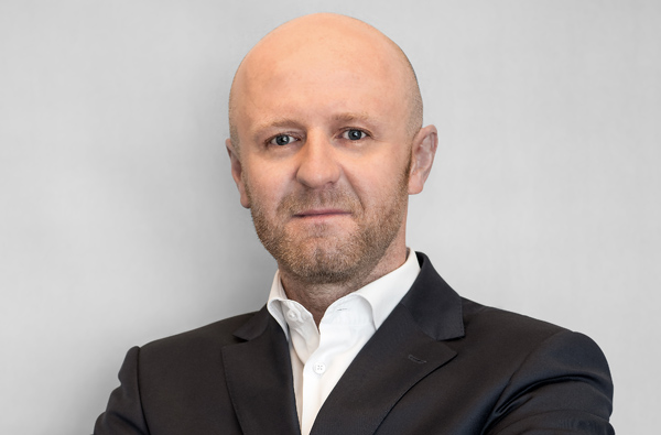 Roczne wyniki sprzedaży i przekazań w Grupie tylko nieznacznie odbiegają od poziomów wypracowanych w 2019 roku, co oceniamy pozytywnie – komentuje Nikodem Iskra, prezes Murapolu. Roczne wyniki sprzedaży i przekazań w Grupie tylko nieznacznie odbiegają od poziomów wypracowanych w 2019 roku, co oceniamy pozytywnie – komentuje Nikodem Iskra, prezes Murapolu.